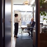 Kiedy faktura za szkolenie wchodzi w koszty?