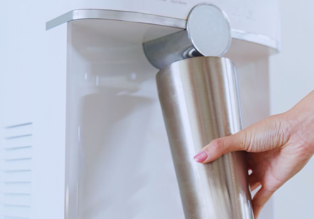 Woda gazowana w miejscu pracy i domu – dlaczego warto mieć dystrybutor z gazowaniem?