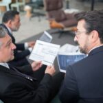 Mężczyźni na spotkaniu biznesowym