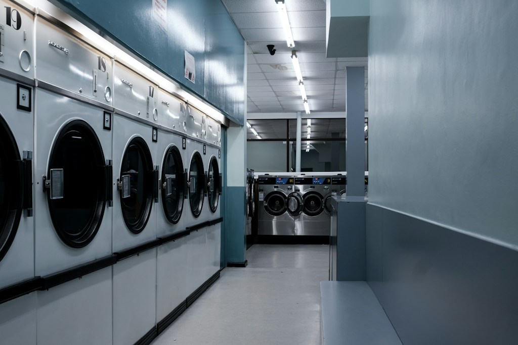 Jak przygotować pomieszczenie pralni pod instalację urządzeń pralniczych?