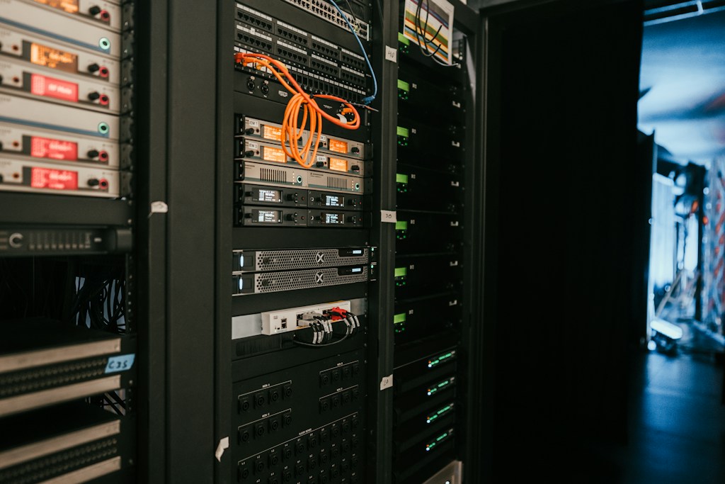 Hosting współdzielony czy serwer VPS? Które rozwiązanie lepiej sprawdzi się dla rozwijającej się firmy?